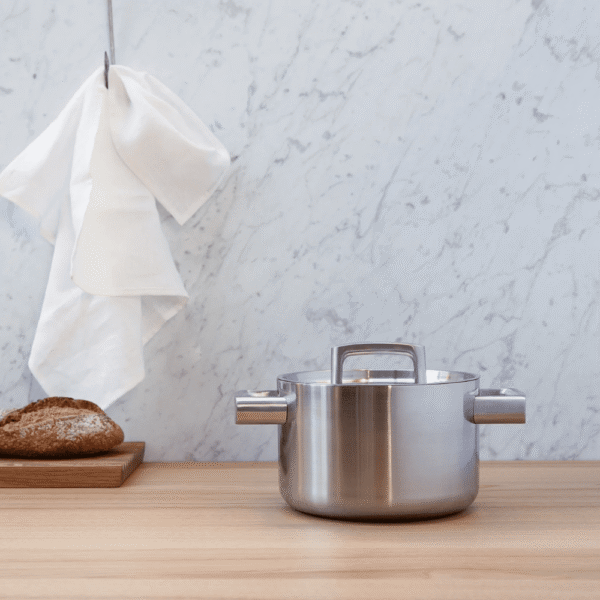 قدر بغطاء بـ 5 طبقات 22 سم